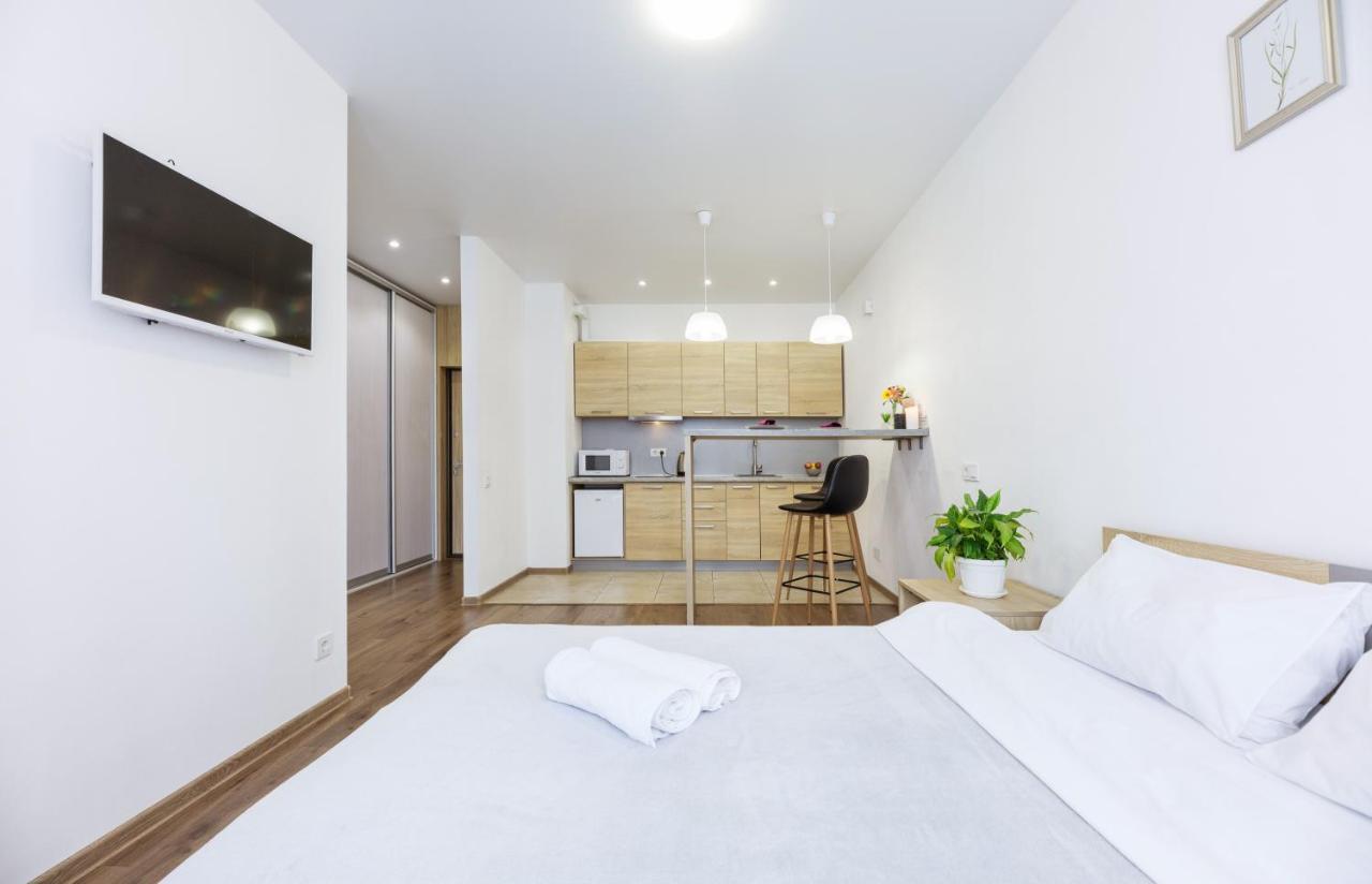 Nyvky Like Home - Studio - Apt 20 Kiev Esterno foto